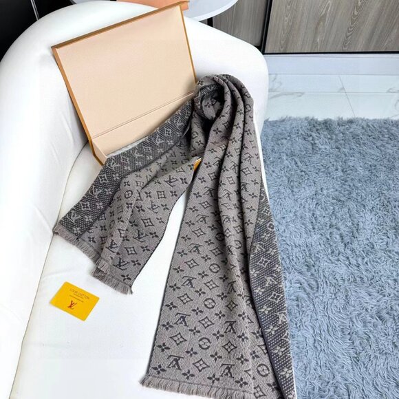 Louis Vuitton Monogram Scarf - Picture 4 of 6